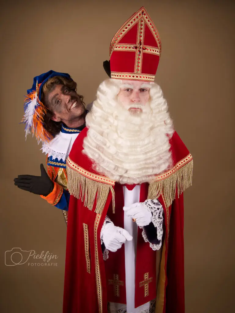 Sinterklaas met Piet die tevoorschijn komt